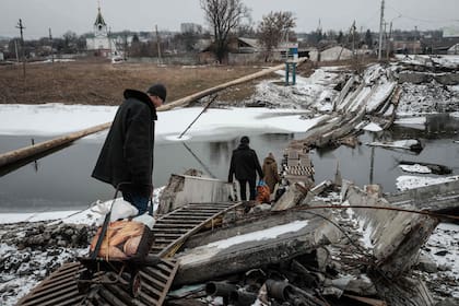 Un puente destruido en el área de Bakhmut