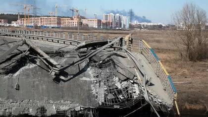 Un puente destruido en Irpin, cerca de Kiev.