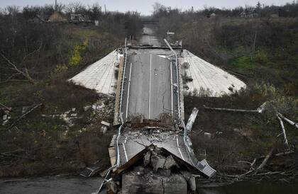 Un puente destruido sobre el río Siverskyi-Donets se ve en el pueblo recientemente recapturado de Zakitne, Ucrania, el miércoles 9 de noviembre de 2022.