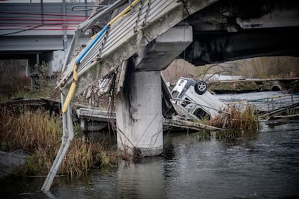 Un puente detonado por las fuerzas ucranianas cuando las tropas rusas se acercaban a Kiev en Irpin, a apenas minutos de la capital