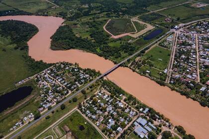 Un puente divide la localidad chaqueña de Puerto Eva Perón y Mansilla, en Formosa; pero los formoseños no pueden cruzarlo con libertad
