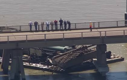 Un puente que conduce a Pelican Island, ubicado justo al norte de Galveston, fue golpeado por una barcaza alrededor de las 9.30 hs