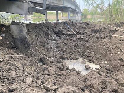 Un puente que une Sloviansk y Lyman fue destruido