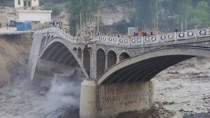 Un puente se derrumbó parcialmente debido a las inundaciones provocadas por el desborde de un lago glaciar en Pakistán el año pasado (BBC)