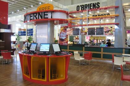 Un puesto de computadoras con acceso gratuito a Internet en el aeropuerto de Singapur, el lugar con mayor índice de conexiones de banda ancha