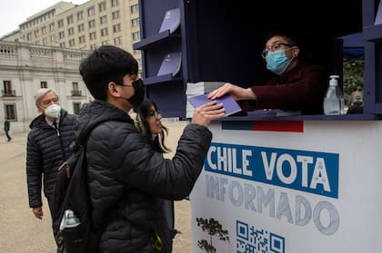 Un puesto de entrega de borradores de la Constitución para informar a los votantes, en Santiago