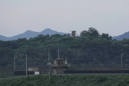 Un puesto de guardia militar de Corea del Norte, en la parte superior, y un puesto de Corea del Sur, en el segmento inferior, en la frontera entre ambos países