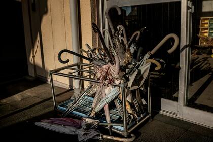 Un puesto de paraguas abandonado en una guardería en Futuba, la ciudad más cercana al sitio de la fusión nuclear en la prefectura de Fukushima de Japón, el 3 de marzo de 2021