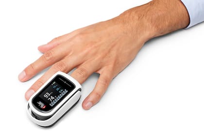 Un pulsioxímetro de Masimo. la compañía, especializada en tecnología médica, dice que Apple está infringiendo sus patentes con el Apple Watch Series 9 y el Ultra 2