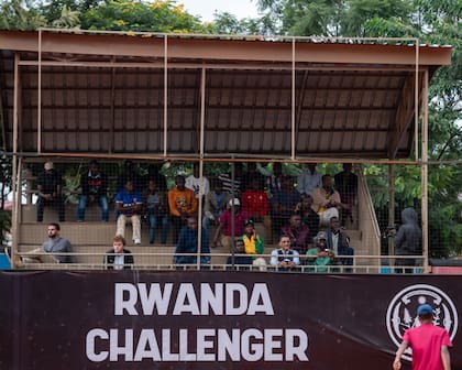 Un puñado de espectadores disfrutando del tenis en Kigali