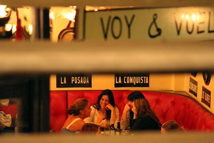 Un punto de encuentro ideal en cualquiera de sus tres sucursales, imperdible el que está saliendo de la estación de subte Manuel Montt