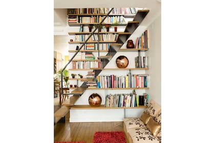 Un punto que siempre resaltamos es aprovechar el espacio debajo de la escalera. ¡En este caso se duplica!