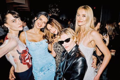 Un quinteto divertido en la pista de baile de Vanity Fair: Cara
Delevingne (con un diseño de Thom Browne), Kendall Jenner (vestida por
Chanel), Hailey Bieber (con un strapless animal print de Armani), Louisa
Jacobson (hija de Meryl Streep) y Sarah Pidgeon (la actriz que interpreta a
Carolyn Bessette-Kennedy en la serie Love Story)