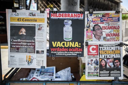 Un quiosco en Lima muestra el 15 de febrero de 2021 periódicos que destacan un escándalo de vacunación temprana que involucra a políticos y altos funcionarios, en medio de la pandemia de coronavirus
