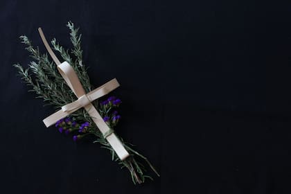 Un ramillete de romero en cada ventana ayudará a prevenir las malas vibras en tu hogar