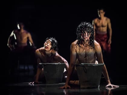 Un rapto acuático, en "Bailando en la oscuridad"