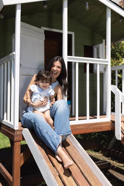 Un rato de juego y mimos entre madre e hija en la casita del jardín, donde pasan horas. “Me encanta descubrir todo lo que me enseña a diario India. Ahora descubrió su panza y su ombligo. Y le encantan los caracoles”, dice la conductora de Escape perfecto.