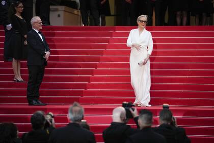 Un rato después de posar para los fotógrafos en las escalinatas de la alfombra roja, la tres veces ganadora del Oscar fue ovacionada por sus pares, a quienes les agradeció por tanto amor