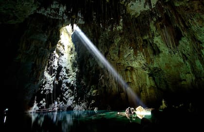 Un rayo de sol entra en el Abismo Anhumas.