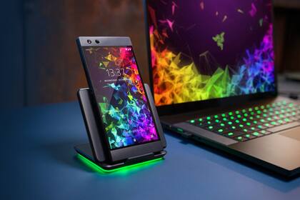 Un Razer Phone 2 con su base de carga