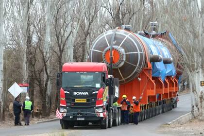 El traslado del reactor de hidrodesulfuración HG-D-3501, fabricado por Impsa para la refinería de YPF en Luján de Cuyo, permanece paralizado desde la madrugada del sábado