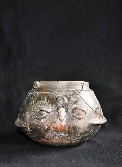 Un recipiente de cerámica modelada en forma de búho