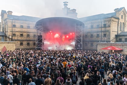Un recital de rock en el atrio de Likiskes