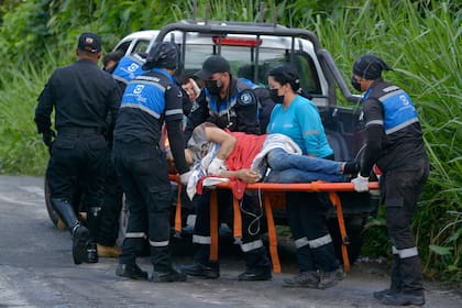 Un recluso herido es transportado desde un camión a una ambulancia después de un motín, fuera de la prisión de Bella Vista en Santo Domingo de los Tsachilas, Ecuador, el 9 de mayo de 2022.