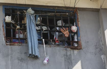 Un recluso muestra su mano por la ventana de su celda dentro de la Penitenciaría Nacional en Puerto Príncipe, Haití, el domingo 3 de marzo de 2024.
