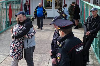 Un recluta ruso abraza a su madre en el centro de reclutamiento de Volgogrado, Rusia 