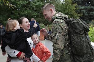 Las desesperadas medidas de Rusia para evitar que las personas convocadas para combatir abandonen el país