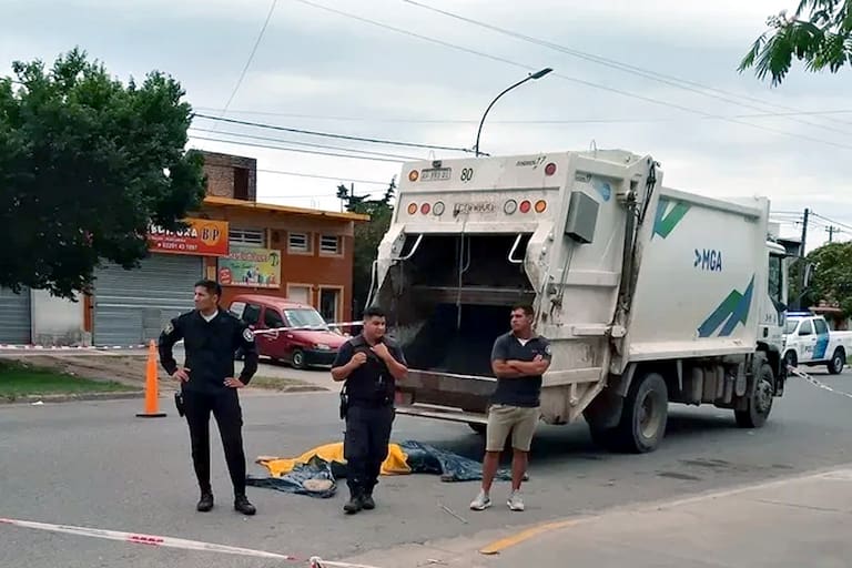 Miramar: un recolector de basura murió aplastado por el compactador de su camión