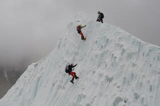 Un récord de 274 alpinistas escala el Everest en un solo día