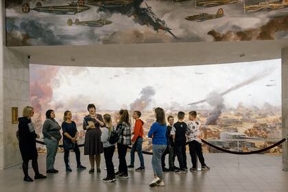 Un recorrido grupal en el museo de la Segunda Guerra Mundial en Moscú el jueves 13 de octubre de 2022