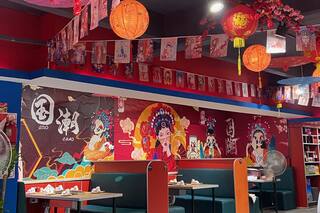 Amados por la colectividad, con salsas picantes, hot pot y tantos sabores que vas a querer probar todo