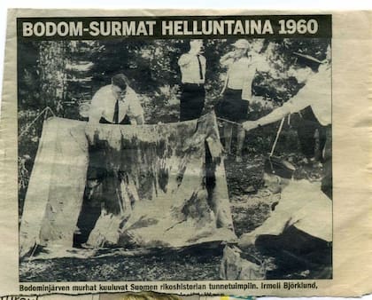 Un recorte de diario de la época muestra a los investigadores realizando las pericias en una de las carpas atacadas por el asesino