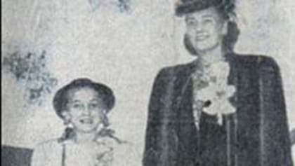 Un recorte de periódico donde aparecen la hermana de Donald Trump, Mary Anne, con su madre.