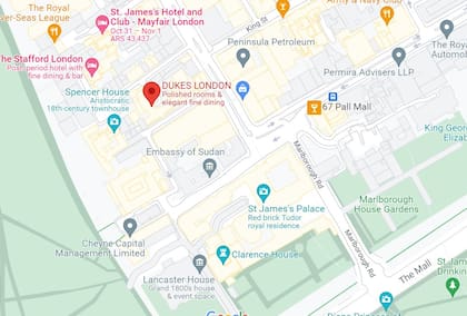 UN recorte del plano de Londres que muestra la distancia que hay entre el Saint James Palace y el Dukes Bar. Si bien Queen Elizabeth no vive allí, Saint James sigue siendo sede formal de la Corte Real. Además, es la residencia en Londres de la princesa Ana.