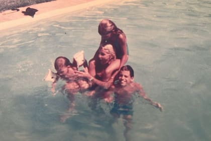 Un recuerdo compartido por Federico, en la pileta cuando él, que es el menor, aún se ayudaba con bracitos inflables.