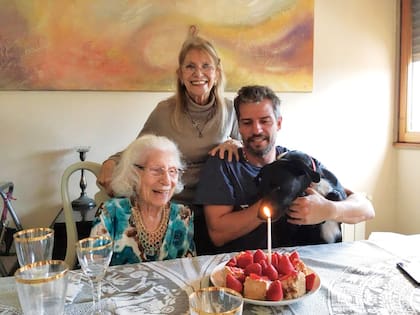 Un recuerdo con la abuela Clara y con su mamá, María Cristina Frank.