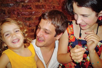 Un recuerdo con su papá, Rodrigo de la Serna, y su mamá, Érica Rivas. “Es un privilegio ser hija de dos personas increíbles, que además son dos actorazos", dice.