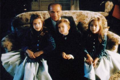 Un recuerdo de 1994, con sus tres hijos menores, Barbara, Luigi y Eleonora.