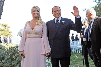 Un recuerdo de 2017, en una fiesta, junto a sca Pascale, con quien el empresario y político compartió nueve años. En 2022, ella se casó con la cantante pop Paola Turci.