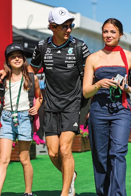 Un recuerdo de 2025, caminando en el paddock con su hermana Maggie, y su novia Eliska, durante el Gran Prix de España