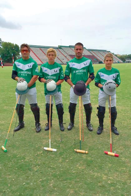 Un recuerdo de la Copa República, en 2016, cuando con 15 y 13 años, salieron campeones con su papá, Lolo, y con Juan Chavanne, en Palermo