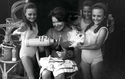 Un recuerdo de la infancia con su abuela materna, Memé, que vivió con ellas y llegó a verlas casarse a todas.