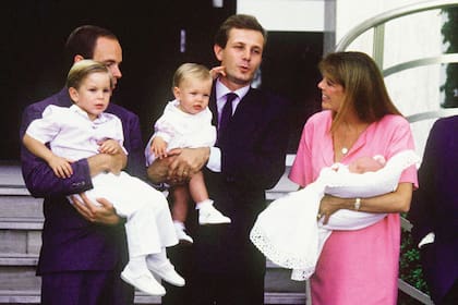 Un recuerdo de la presentación de su tercer hijo, Pierre. Al lado de Carolina está Raniero, Stefano sostiene a Charlotte y el príncipe Alberto a Andrea, el mayor de los tres hijos de la pareja