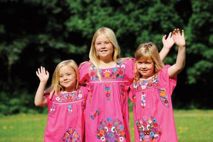 Un recuerdo de las princesitas, cuando aún se vestían con la misma ropa, en Villa Eikenhorst, donde sus padres decidieron criarlas cerca de la naturaleza y lejos de los flashes. Allí vivieron quince años.