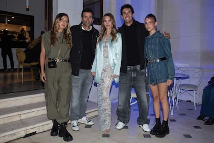 Un recuerdo de los Cambiaso-Vázquez en la fiesta con que La Dolfina lanzó la temporada polera en septiembre pasado. De izquierda a derecha están Mia, Adolfito, María, Poroto y Myla.