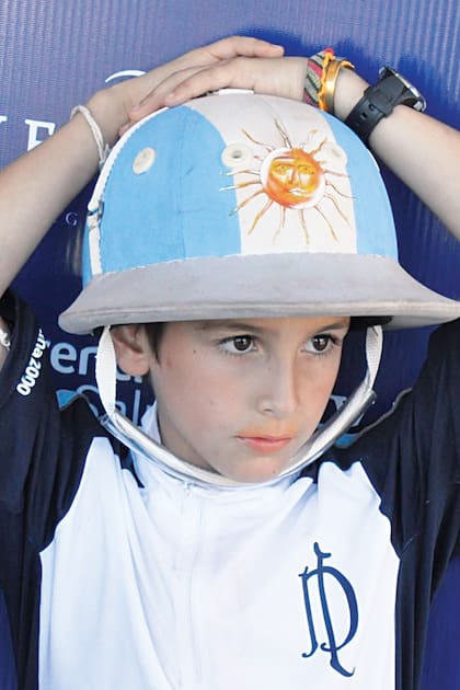 Un recuerdo de “Poro”, con el casco de su papá, que con los años se convirtió en el propio, con la bandera argentina pintada a mano. En ese momento, el Abierto era un sueño lejano. 
